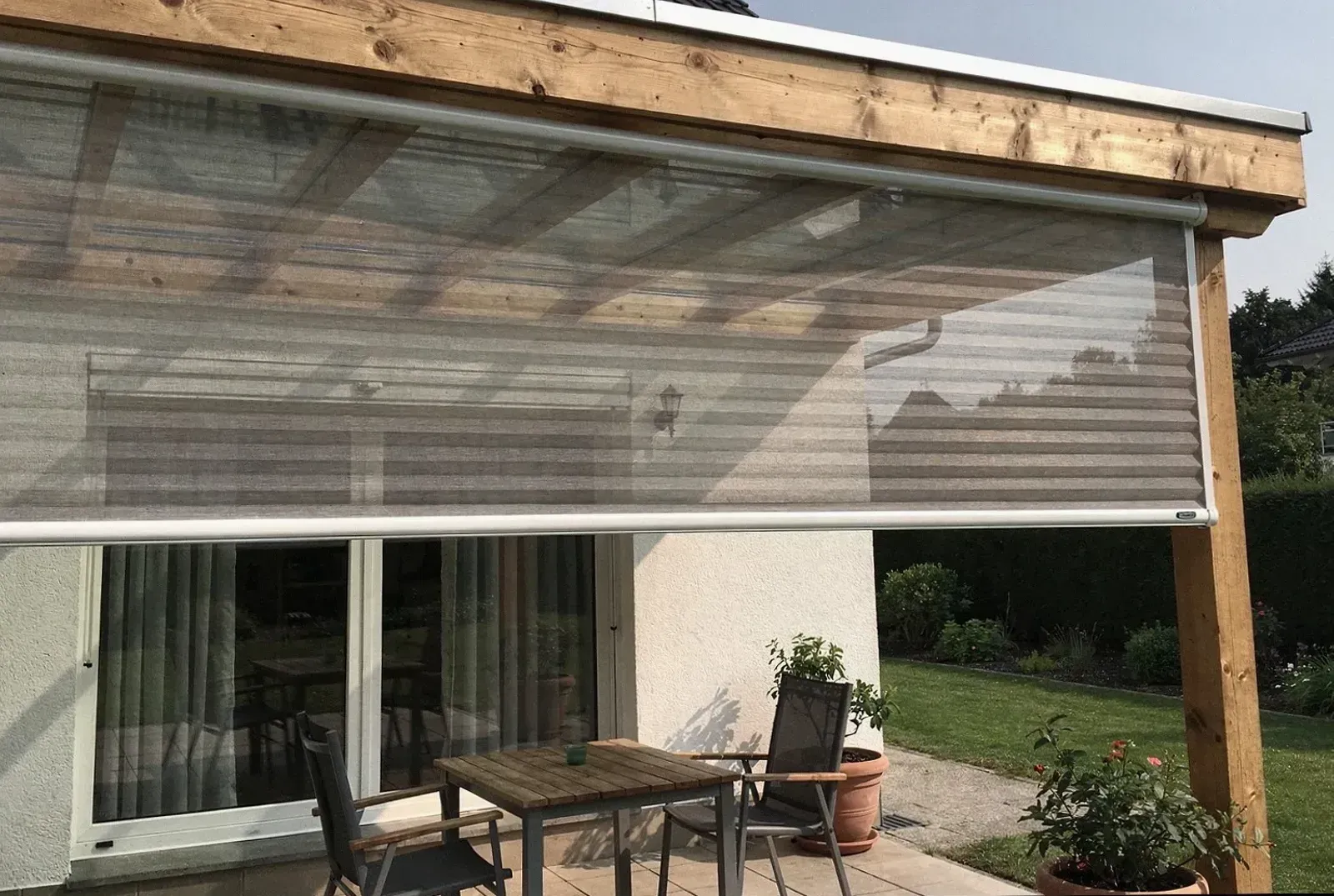 Unterglasmarkise als Sonnenschutz unter einem Glasdach in Erlangen-Röthelheimpark